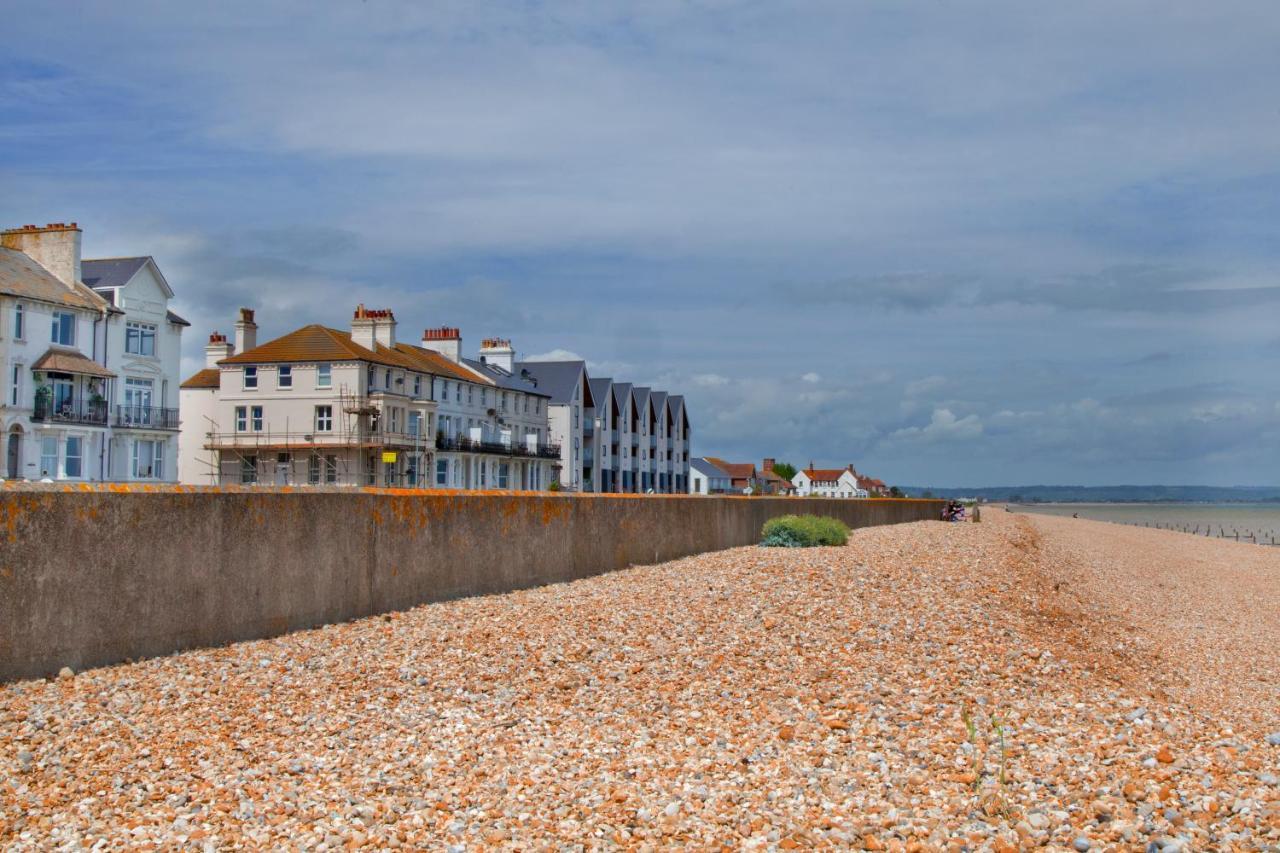 Beachfront Compact Coastal Crib, Direct Sea Views & Air Conditioning Littlestone-on-Sea Exteriér fotografie