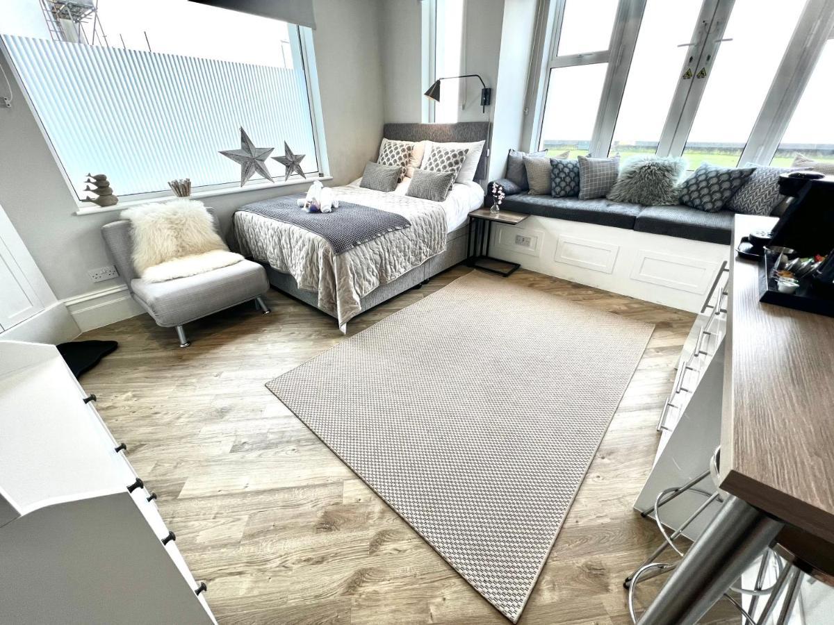 Beachfront Compact Coastal Crib, Direct Sea Views & Air Conditioning Littlestone-on-Sea Exteriér fotografie